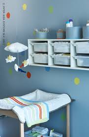 Baby Op Komst Dat Vraagt Om Een Goed Georganiseerde Babykamer Hang Bakken En Manden Aan De Rangement Table A Langer Table A Langer Ikea Table A Langer Murale