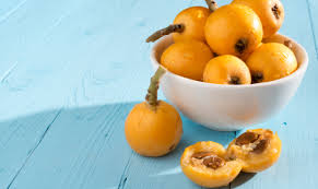 Il nespolino è un liquore che si ottiene facendo riposare noccioli di nespole giapponesi in alcool puro per 35 giorni e successivamente mescolato l'alcool così aromatizzato con uno sciroppo di acqua e zucchero. Nespole Idee Per Usarle In Cucina Www Stile It