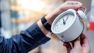 In der nacht von samstag auf sonntag wird die zeit von 2.00 uhr auf 3.00 uhr vorgestellt. Zeitumstellung Uhr Wird Vorgestellt Mit Jetlag In Die Sommerzeit Bunte De