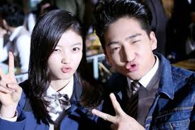 Baro (B1A4) & Kim Yoo Jung Tonton Bola Sepak Bersama