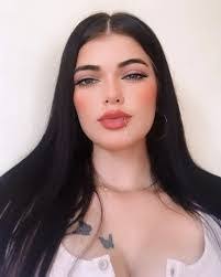 Veronica Constante's Instagram, Twitter & Facebook