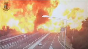 Corsia d'emergenza bloccata dal pullman che impedisce l'arrivo dei soccorsi. Incidente Sull A14 Nei Pressi Di Bologna Un Inferno Di Fuoco