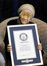 A supercentenária, como lhe chamam, recebeu o título no ano passado, numa cerimónia realizada na sua residência, no japão. Japonesa De 116 Anos E Declarada A Pessoa Mais Velha Do Mundo Diz Guinness 09 03 2019 Uol Noticias