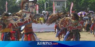 Jaran berarti kuda, sedangkan kepang berarti anyam atau bambu yang dianyam. Dianggap Musyrik Dan Dibubarkan Ormas Ini Sejarah Pertunjukan Kuda Kepang Di Indonesia Halaman All Kompas Com