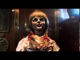 Jelenleg is vitrinbe zárva látható egy okkult múzeumban: Film Annabelle Complet En Vf Youtube