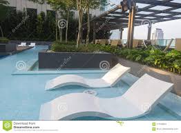Chaise De Bain De Soleil Dans L Ideal De Piscine Pour Le Concept De Voyage Et De Vacances Image Stock Image Du Piscine Soleil 117532637