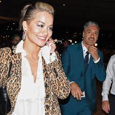 Rumours began after rita shared a photo of her and taika cuddling in matching outfits on april 21, captioning the post: Rita Ora And Taika Waititi Fuel Romance Rumors After Attending Event E Online Deutschland
