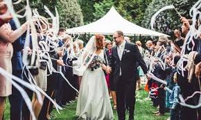 Wedding Wands Ein Wundervoller Brauch Nach Der Trauung In 2020 Hochzeit Stabe Trauung Uberraschung Hochzeit