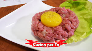 La tartare è preparata con la carne tritata (al coltello o con il tritacarne, mai con il robot da cucina), mentre il carpaccio si fa con fettine sottilissime potete fare una bistecca, in questo caso la carne non deve essere troppo magra e deve avere un giusto spessore. Tartare Di Manzo Con Uovo Ricetta Originale Youtube
