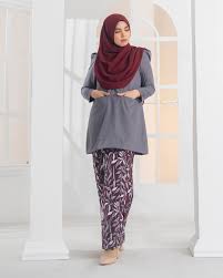 Kurung kedah direka khas dengan potongan basic ilusi kurus, sesuai untuk wanita masa kini agar tampil sopan disamping dapat menutup aurat dengan sempurna. Baju Kurung Kedah Puffy Lucy Laluna X Mcc Ruby Grey Muslimahclothing Com