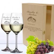 Wein Geschenkset Hochzeit Weisswein Geschenkplanet Glaser Mit Gravur Personliches Hochzeitsgeschenk Wein