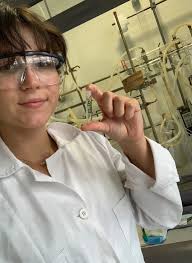 Naša tohtoročná stážistka Emma Tekulová izolovala a vyčistila už jej druhý  produkt. Informovala náš, že teraz ide reakciu zopakovať vo väčšom množstve  a potom pokračovať v syntéze ďalej. Teší nás, že ju