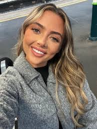 Caitlyn Willis's Instagram, Twitter & Facebook