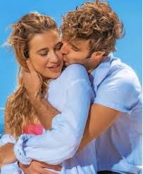 In molti si chiedono se paolo ciavarro sia fidanzato oppure no ma, purtroppo per le sue fan, il ragazzo ha una fidanzata: Grande Fratello Vip 4 Paolo Ciavarro E La Fidanzata Clizia Incorvaia In Copertina Sul Settimanale Chi E Amore E Basta Un Amore Grande E Sul Caos Per Le Stesse Foto Sollevato