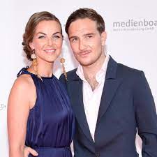 Dieses bild von annika und frederick laus rasselbande zeigt, wie viel spaß man in den eigenen vier sie präsentiert uns ihre drei kids. Annika Lau Uber Frederick Lau Ich Habe Oft Das Gefuhl Ich Bin Alleinerziehend Gala De