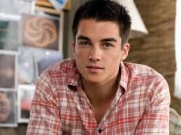 Brandon Benedict, surf king ng 'Alien Surf Girls'