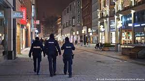 Η απαγόρευση κυκλοφορίας μισή ώρα μετά τα μεσάνυχτα μέχρι τις 5 τα ξημερώματα πλησιάζει στη λήξη της. Antisyntagmatikh H Apagoreysh Kykloforias Politikh Dw 10 02 2021