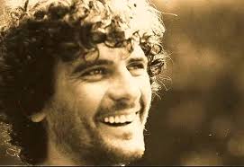 Per una donna, un uomo è troppo poco, diciamolo ! Ce ne vonn quattro, tre  per la meno esigente. Perchè noi uomini abbiamo delle cose, anche delle  belle cose, dei momenti bellissimi,