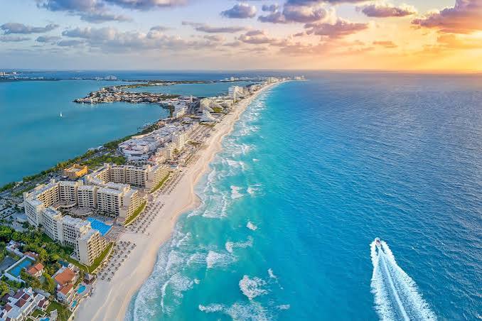 Playa de arena blanca y agua turquesa en Cancún, México