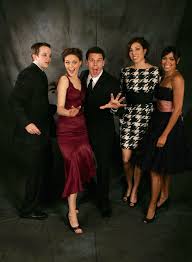 No brasil, é exibida pela netflix, também pela fox, além da rede globo e da rede bandeirantes e em portugal pelos canais rtp2 e fox. Bones Photo Bones Cast Bones Tv Show Michaela Conlin Bones Tv Series