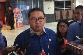 Prabowo'nun 1998 mayıs isyanlarını yönettiği iddialarını reddediyor ve eski askeri şefin öne sürdüğü. Fadli Zon Tidak Ada Makar Dari Ucapan People Power
