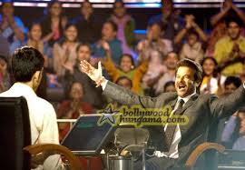 Slumdog millionaire is all of those things and more. Slumdog Millionaire Movie Review By Youpakos Bollywood Hungama