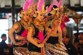 Dia tdk menjawab, cuma tersenyum manis dan pergi meneruskan perjalanannya. Tarian Golek Ayun Ayun
