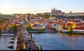 Oras cu o istorie bogata, praga isi invita turistii la o plimbare pe podul carol, sub privirile impietrite de sute de ani ale celor 30 de statui ale sfintilor crestini. Cand SÄƒ Mergi In Praga Clima È™i Vremea 5 Luni De Evitat