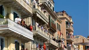 Οι μπότηδες είναι κανάτια που πετούν από τα μπαλκόνια στην κέρκυρα το πάσχα. H Kinhsh Gia To Pasxa Sthn Kerkyra Boyliazei To Nhsi Sto 90 H Plhrothta Sto Kentro Ths Polhs Ti Lene 3enodoxoi