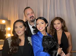 De cuánto es la fortuna de la familia Aguilar? Así son los negocios de Pepe  Aguilar, la casa donde creció Ángela Aguilar, y la lujosa vida de su perro  “Gordo” | Univision