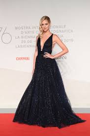 Secondo le tendenze autunno inverno 2019/2020, il romanticismo è dark. Chiara Ferragni In Dior Couture Abiti Alta Sartoria Stile Di Moda Dior Couture
