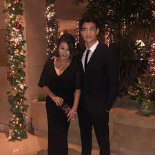 Judging from his instagram page, it doesn't look like alex is married or has a significant other in his life but he is big fan of his grey's predecessor, sandra oh. Image May Contain 2 People People Standing And Suit Mom Instagram Grey S Anatomy