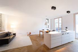 In Den Wohnraum Integrierte Weisse Kochinsel Mit Dunstabzug Nach Unten Und Grifflosen Fronten Inspiration Einrichtung Offe Neue Raume Moderne Kuche Kuche