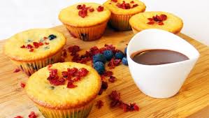 Iniziate la preparazione dei vostri cupcakes ai frutti di bosco preparando le basi: Muffin Di Zucca Gialla Ai Frutti Di Bosco Con Salsa Di Cioccolato Saporie