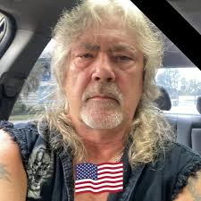 Hang tight honey I'm heading straight home to you! My new song will be out  everywhere TONIGHT at midnight ET. Pre-save/pre-add it now!  https://laineywilson.lnk.to/hangtighthoney