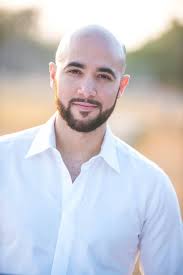 Admiro y respeto a toda aquella persona que lucha por sus ideales y  convicción. No todo es dinero. Quiero ir dando a conocer mi visión y forma  de pensar. Mi información está