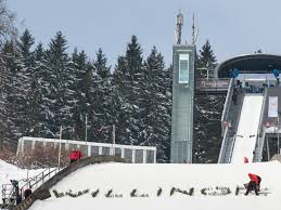 Maria und ursula vockeroth aus dem melsunger stadtteil kehrenbach haben die willinger mühlenkopfschanze aus pappmaché und playmobil nachgebaut. Wegen Corona Skispringen In Willingen Muss Ohne Fans Stattfinden Hessenschau De Mehr Sport