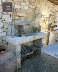 Cuisine D Ete En Pierre Avec Evier Massif Et Jambages Par Alain Bidal Materiaux Anciens En Proven Evier De Jardin Exterieur Evier De Jardin Barbecue En Pierre