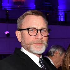Charmed is an american television series created by constance m. Daniel Craig James Bond Ist Mit Grauem Bart Nicht Wiederzuerkennen