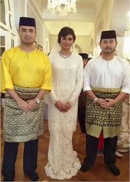 Baju melayu moden cekak musang. Saiful Nang Orang Johor Pakai Baju Melayu Lepas Tak Tuck In Dalam Samping Tapi Kenamaan Johor Especially Raja Raja Pakai Baju Melayu Tuck In Dalam Samping Dan Seluar Hitam Baju Warna Lain