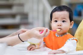 Porsi makanan bayi 7 bulan yang dianjurkan adalah tiga sendok makan atau setengah mangkuk berukuran 250 ml. Acuan Memberikan Mpasi 7 Bulan Bagi Para Ortu