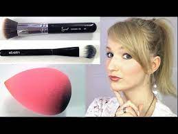 Auch rouge trägst du am besten mit einem pinsel mit weichen haaren auf, auch hier gibt es spezielle pinsel im handel. Womit Tragt Man Am Besten Makeup Auf Pinsel Schwamm Hande Youtube