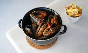 Cuela el agua de la cocción y. Mejillones A La Marinera