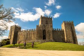 Guimarães lies at the foot of the serra de santa catarina (2,018 feet 615 metres), northeast of the city of porto. What To Do In Guimaraes Portugal