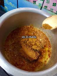 Nasi kerabu adalah hidangan nasi yang asalnya bewarna kebiruan dan lazimnya dijamah dengan ikan. Resipi Gulai Ayam Nasi Berlauk Kelantan Yang Sedap Mudah Patut Cuba