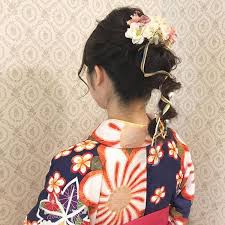 rieko さんはinstagramを利用しています 昨日は本社の振袖専門店はやみで 成人式前撮りの撮影会でした ゆるく波ウェーブをかけて やわらかい質感のアップ 深い緑の振袖に金色の帯 赤の椿の髪飾りがピッタリで とても素敵でした ヘア ヘアメイク ヘ 成人式