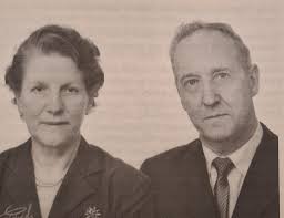 Min farmor Alice Jansson 1900-1965 (född Backman) och min farfar Lars  Jansson 1896-1977, Morlanda socken Kårehogen. Min farfar var byggnads och  möbelsnickare men tillverkade även orglar och fioler. Intresset var  folkmusik men