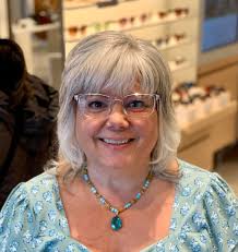 Should I wear glasses for my photoshoot?