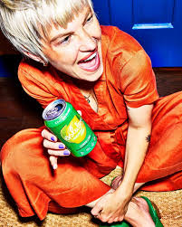 Amy Lombard's Instagram, Twitter & Facebook