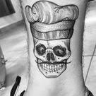 Disponible a juego del mismo estampado pantalón de cocina. First Ink Skull Chef Tattoo Blackwork Chef Tattoo Body Art Tattoos Tattoos